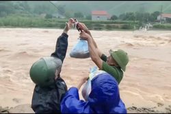 Dùng ròng rọc tiếp tế lương thực cho 100 hộ dân bị cô lập vùng lũ ở Bắc Ninh