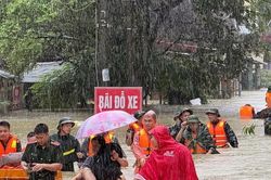 Nước lũ dâng ngập nóc nhà, hàng nghìn người dân Lạng Sơn chạy lũ