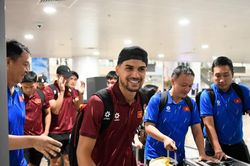 CĐV quây kín Đình Bắc và các thành viên đội tuyển Việt Nam ở sân bay