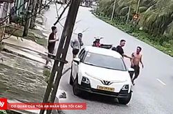 Chặn đầu ô tô, đánh tài xế bằng mũ bảo hiểm
