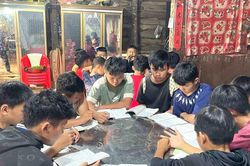 Lớp học đặc biệt ở vùng biên Lâm Đồng, người gần 50 tuổi vẫn miệt mài nét bút