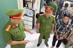 Bắt khẩn cấp nhóm đối tượng dùng còng số 8 khống chế người, ép viết giấy nợ