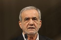Iran nói đang 'xung đột toàn diện' với Mỹ, cho phép một số tàu dầu đi qua Hormuz