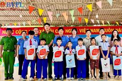 VKSND khu vực 13, tỉnh An Giang phối hợp trao quà 'Tiếp bước đến trường'