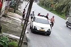 Người đàn ông có cồn trong người, chặn đầu xe đánh tài xế ô tô