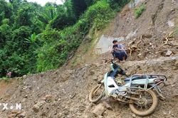 Cận cảnh đường độc đạo dài hơn 20km bị sạt lở khiến bản Na Ngân bị cô lập