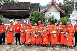 Thanh niên Việt Nam gửi trao tình cảm và tình hữu nghị tới người dân địa phương Lào