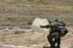 Israel yêu cầu quân đội mạnh tay đối phó với diều được thả từ Gaza