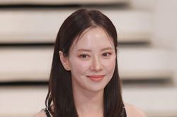 Song Ji Hyo 45 tuổi vẫn trẻ như hot girl, nhan sắc khiến fan Việt trầm trồ