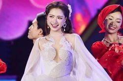 Hòa Minzy tặng vé 'concert quốc gia' cho cặp khán giả đặc biệt