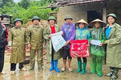 Hội LHPN Lạng Sơn s&aacute;t c&aacute;nh c&ugrave;ng người d&acirc;n vượt qua mưa lũ do b&atilde;o số 4