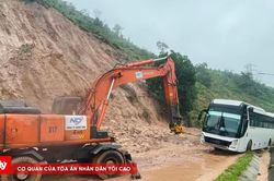 Hàng nghìn m³ đất đá tràn xuống đường ở đặc khu Vân Đồn