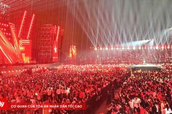 Biển người nhuộm đỏ không gian concert 'Tổ quốc trong tim'