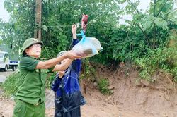 Bắc Ninh: Drone, ròng rọc đưa nhu yếu phẩm đến người dân vùng lũ bị cô lập