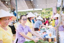 Phiên chợ quê giữa cánh đồng du lịch