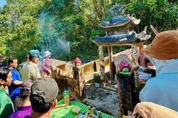 Người Ve 'xé rào' hủ tục