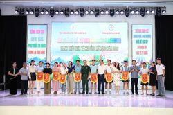 Sôi nổi thi đấu bóng đá, cờ vua và nhảy flashmob