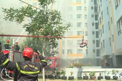 Hơn 300 người tham gia thực tập phương án chữa cháy tại chung cư cao tầng