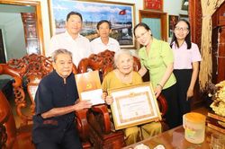 Đảng ủy phường Phan Rang trao Huy hiệu Đảng đợt 2-9 cho 2 đảng viên