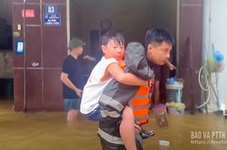 Cảnh sát cơ động kịp thời đưa người dân mắc kẹt trong vùng ngập đến nơi an toàn