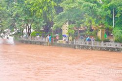 Mất an toàn từ việc người dân tập trung tại các khu vực ven sông, suối, cầu, ngầm tràn để xem nước lũ