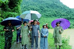 Đồng ch&iacute; Dương Xu&acirc;n Huy&ecirc;n kiểm tra c&ocirc;ng t&aacute;c ứng ph&oacute; b&atilde;o số 4 tại x&atilde; Chi Lăng