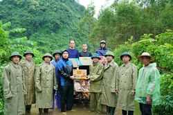 Trao hỗ trợ người dân vùng lũ xã Vạn Linh, xã Cai Kinh