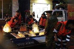 Gần 120 suất cơm được chuyển đến người dân bị cô lập khu vực phường Lương Văn Tri