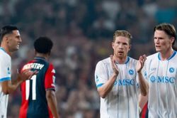 De Bruyne v&agrave;o s&acirc;n từ ghế dự bị rực s&aacute;ng gi&uacute;p Napoli của Allegri hạ Genoa 2-0 ở Serie A