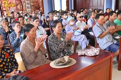 Chùa Liên Trì (P.Vũng Tàu, TP.HCM) tổ chức cài hoa hồng và tặng quà đến người dân nhân mùa Vu lan