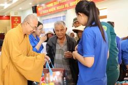 Chùa Tường Nguyên (TP.HCM) trao 400 phần quà đến bà con khó khăn