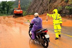Cảnh sát giao thông Quảng Ninh xuyên mưa lũ, xử lý sạt lở, bảo đảm giao thông an toàn