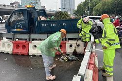 Công nhân đội mưa chỉnh trang Hà Nội trước kỳ nghỉ lễ 2/9