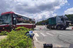 TP.HCM: 3 ô tô va chạm liên hoàn tại ngã tư, một làn đường bị chắn