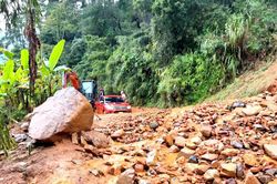 Lào Cai: Hơn 2.700m3 đất đá sạt xuống các tuyến đường