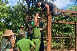 Công an xã biên giới giúp dân dựng nhà sau trận lốc xoáy