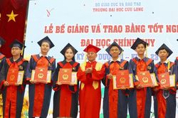 Trường Đại học Cửu Long trao bằng tốt nghiệp cho 334 tân kỹ sư, dược sĩ