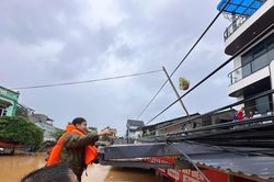 Công an Lạng Sơn vượt hiểm nguy cứu dân trong bão lũ