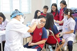 Phường Nghĩa Đô khám sàng lọc sức khỏe cho học sinh