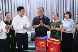 Phường Y&ecirc;n Sở tặng qu&agrave; người c&oacute; c&ocirc;ng dịp Quốc kh&aacute;nh 2/9