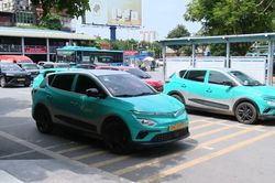Xe trung chuyển đ&aacute;p ứng nhu cầu của người d&acirc;n