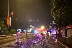 Công an dầm mưa dọn bùn đất trong đêm