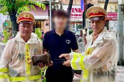 Hành động đẹp của CSGT giữa trời mưa lớn