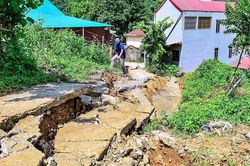 Mưa lớn kéo dài, Thanh Hóa sơ tán 129 hộ dân vùng sạt lở đất đến nơi an toàn