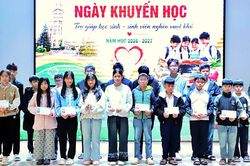 Chương trình 'Ngày Khuyến học' trợ giúp 264 triệu đồng cho học sinh, sinh viên Đà Lạt đón năm học mới