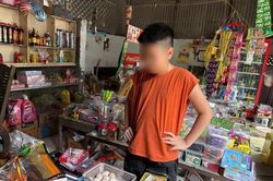 Quà vặt trước cổng trường và 'bẫy' dinh dưỡng âm thầm với trẻ