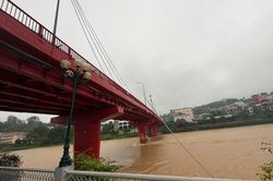 Dây đèn trang trí trên cầu Bằng Giang bị đứt, rơi xuống sông