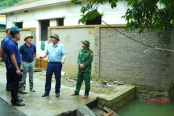 Phó Chủ tịch UBND tỉnh Hoàng Văn Thạch kiểm tra tình hình ngập lụt tại xã Đức Long