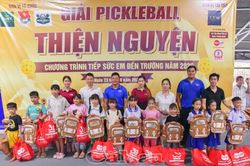 Trao 105 suất quà cho học sinh tại Giải pickleball thiện nguyện