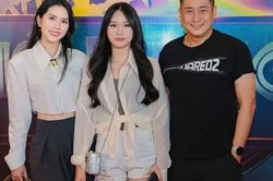 Nữ sinh Hà thành đi xe máy rụng pô gặp nam diễn viên hơn 13 tuổi, sau cưới thành vợ Phó giám đốc, đẻ con gái xinh như mẹ